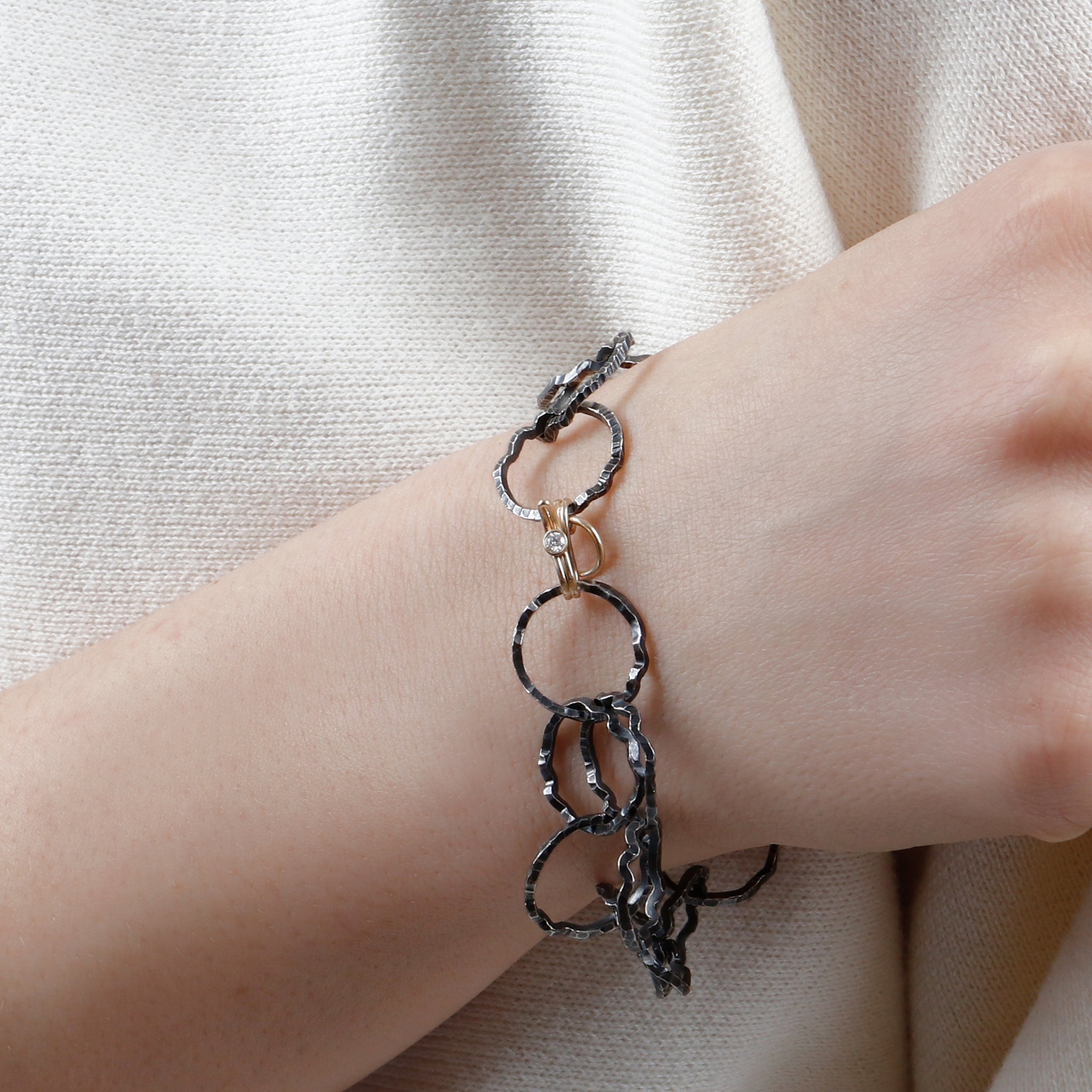 Open Silhouette Chain Bracelet